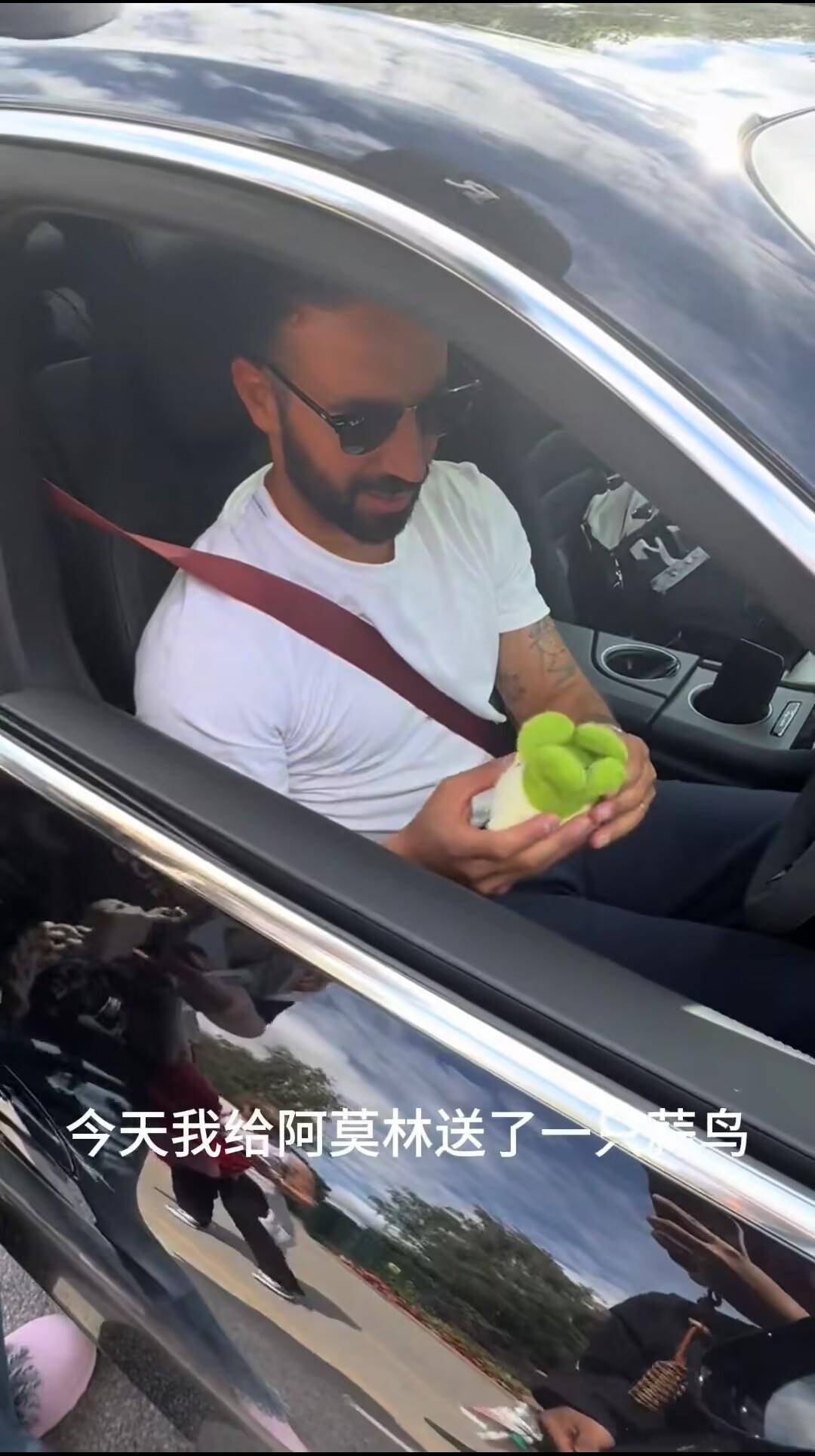 女生在英国将“蒜鸟”送给曼联主帅阿莫林：他非常喜欢，说以后有机会会到武汉